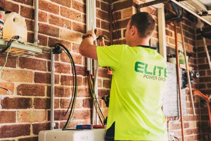 Elektryk montuje domowy magazyn energii współpracujący z fotowoltaiką