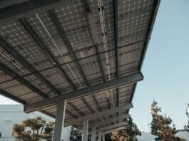 Czy opłaca się rozbudować istniejącą instalację PV czy lepiej zainwestować w magazyn energii Panele fotowoltaiczne z dołu na tle czystego, błękitnego nieba