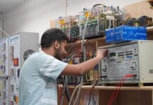 Falownik retrofit AC czy hybrydowy DC – jak dołożyć magazyn do istniejącej fotowoltaiki? Inżynier reguluje aparaturę w zaaw
