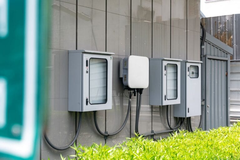 Zewnętrzne skrzynki elektryczne z przewodami na elewacji budynku