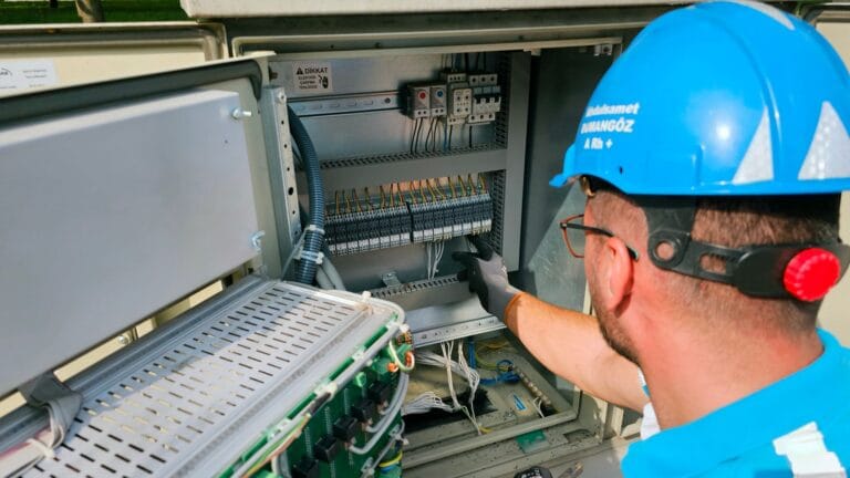 Dynamiczne taryfy a automatyka inwertera – jak ustawić ładowanie magazynu z sieci w tanich godzinach?